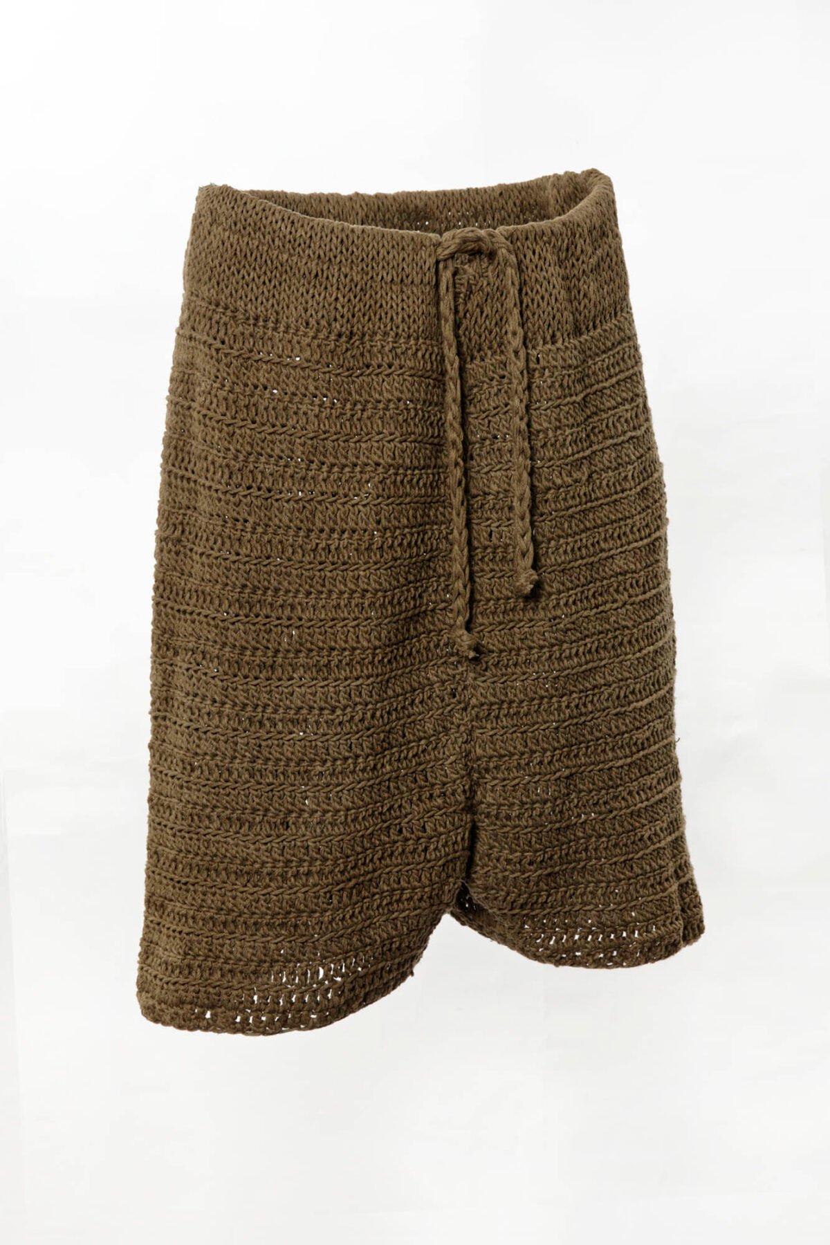 Short bermuda hand-knitted laced waistband